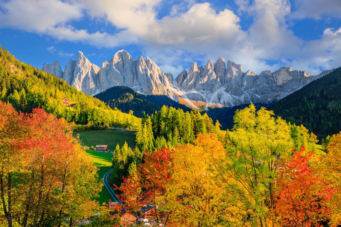 Camping in Italien mit Ausblick auf Landschaft und Kultur Camping in Italien mit Ausblick auf Landschaft und Kultur