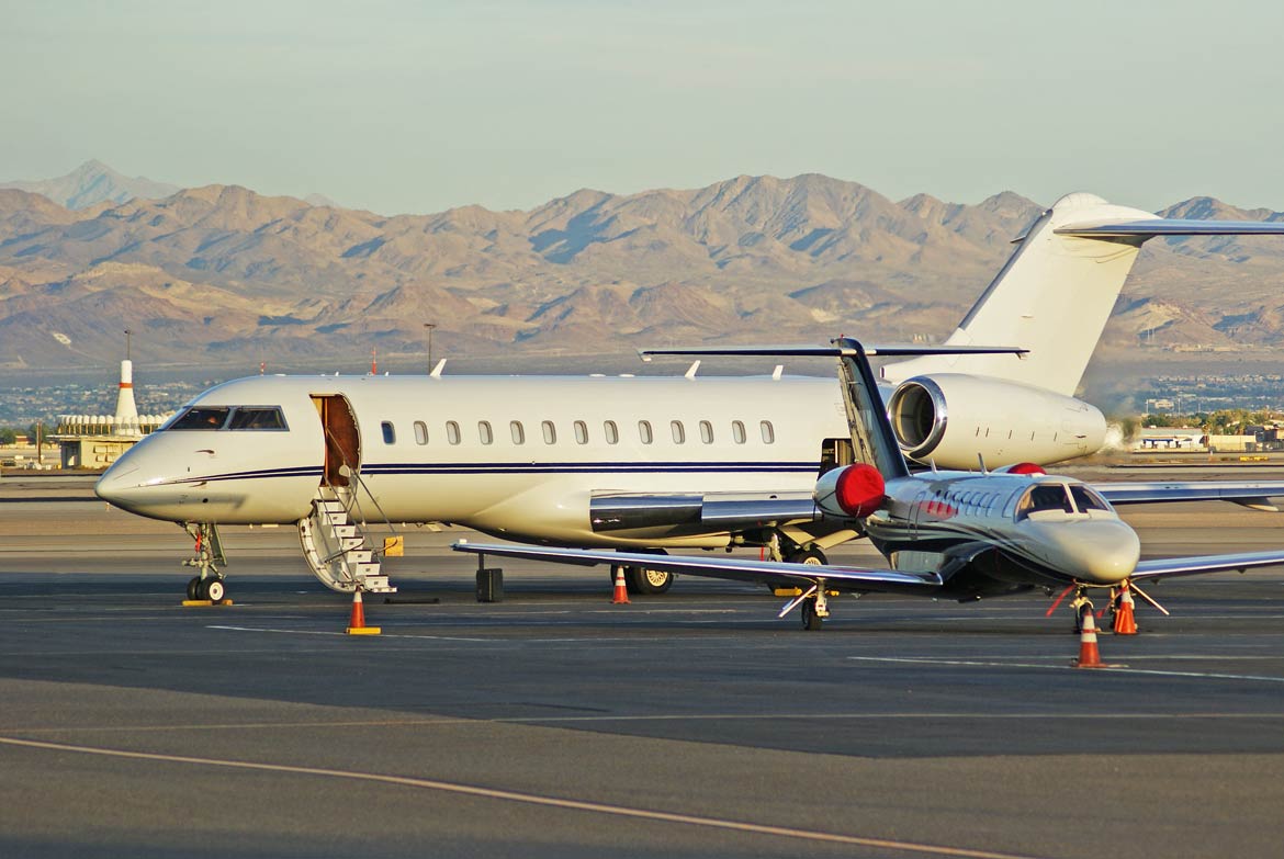 Privatjets auf einem Flughafen