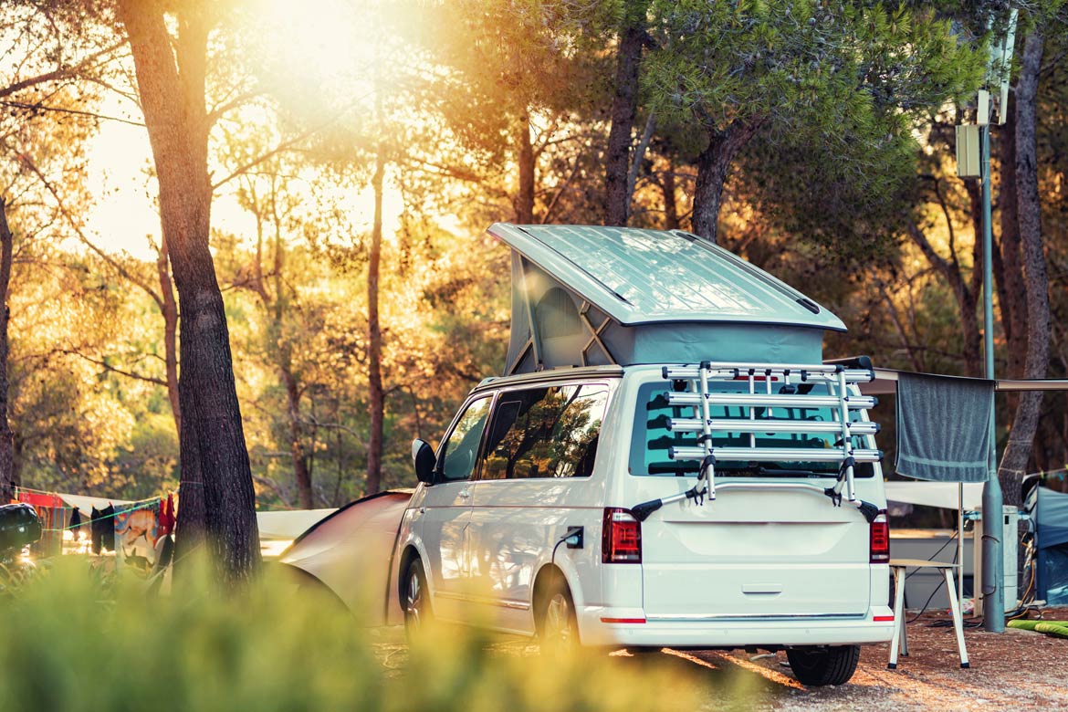 Wohnmobil fährt auf Campingplatz